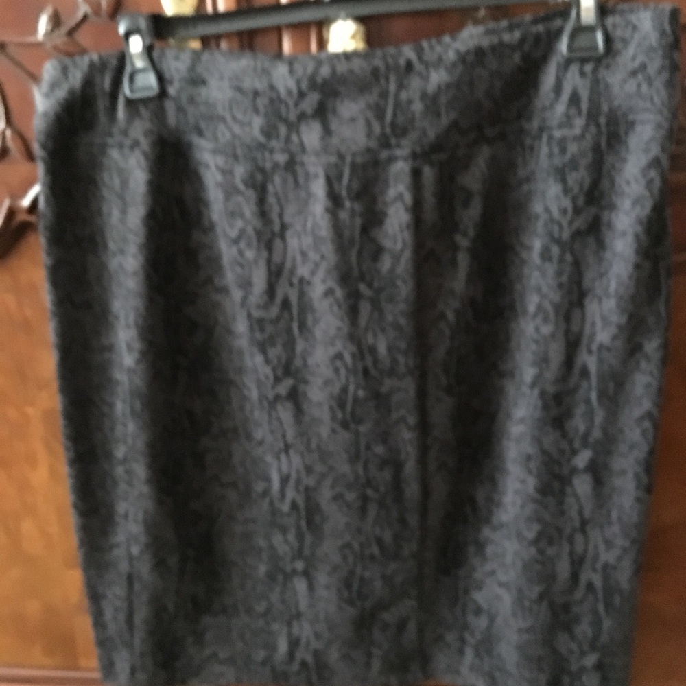Back and gray knit python patterned skirt - Picture 2 of 3
